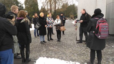 Seminarium terenowe „Kwatera Ł. Panteon narodowy pod cmentarnym murem” – Warszawa, 2 grudnia 2017. Fot. Karolina Kolbuszewska (IPN)