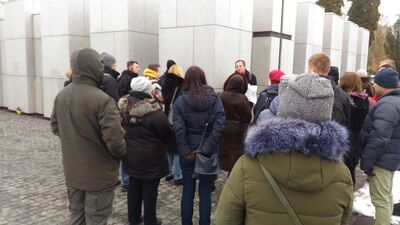 Seminarium terenowe „Kwatera Ł. Panteon narodowy pod cmentarnym murem” – Warszawa, 2 grudnia 2017. Fot. Karolina Kolbuszewska (IPN)