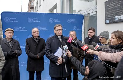 Konferencja prasowa, przed budynkiem przy ul. Strzeleckiej 8 na warszawskiej Pradze-Północ. Prezes IPN Jarosław Szarek – 14 grudnia 2017.