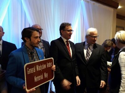 Burmistrz miasta Niles Andrew Przybylo (pierwszy z prawej) wsparł inicjatywę nadania jednej z ulic imienia gen. Hallera – 21 stycznia 2018