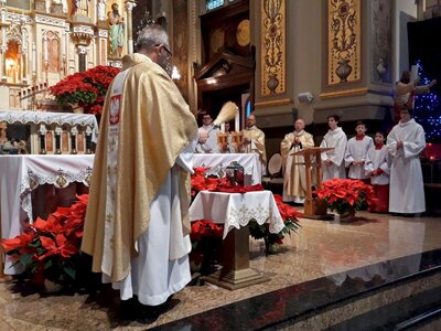 Msza św. w kościele Trójcy Świętej w Chicago. Przed ołtarzem urna z ziemią z Łączki – 21 stycznia 2018.