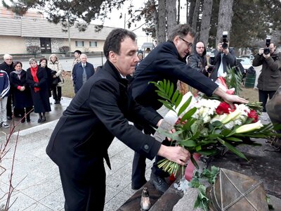 Złożenie kwiatów przed Pomnikiem Katyńskim na cmentarzu św. Wojciecha w Niles – 21 stycznia 2018
