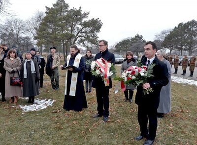 Przy pomniku Polskiego Żołnierza w kwaterze kombatanckiej cmentarza Maryhill w Niles koło Chicago – 21 stycznia 2018