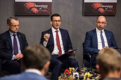 Od lewej: wiceminister spraw zagranicznych Marek Magierowski, premier Mateusz Morawiecki, wiceprezes IPN Mateusz Szpytma – 2 lutego 2018. Fot. Sławomir Kasper (IPN)
