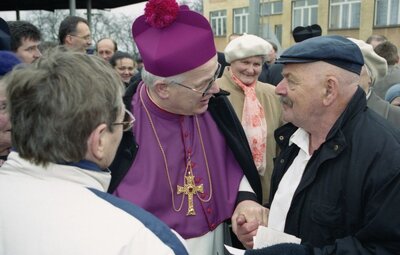 Abraham Segal w rozmowie z abp. Józefem Michalikiem podczas odsłonięcia pomnika Rodziny Ulmów 24 III 2004. Fot Sławomir Kasper (IPN)