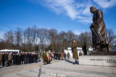 Uroczystość poprzedziło złożenie wieńca pod pomnikiem marszałka Józefa Piłsudskiego. Fot. Sławek Kasper (IPN)