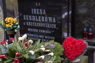 Kwiaty na grobie Ireny Sendlerowej. Fot. Sławomir Kasper (IPN)
