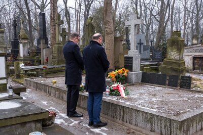 Dr Jarosław Szarek i dr Mateusz Szpytma złożyli kwiaty na grobie Sióstr Franciszkanek Rodziny Maryi. Fot. Sławomir Kasper (IPN)