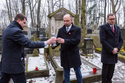 Kwiaty na grobach Polaków ratujących Żydów. Fot. Sławomir Kasper (IPN)