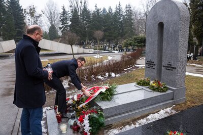 Dr Jarosław Szarek i dr Mateusz Szpytma złożyli kwiaty na grobie Władysława i Zofii Bartoszewskich. Fot. Sławomir Kasper (IPN)