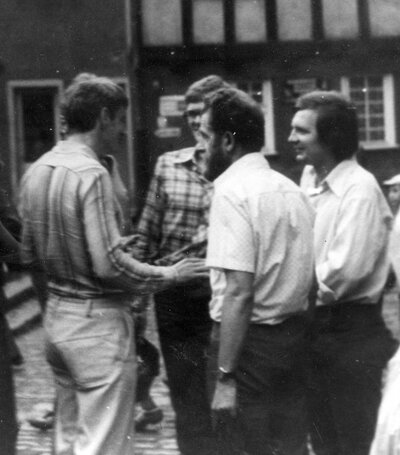 Przed plebanią bazyliki Mariackiej w Gdańsku dyskutują (od lewej): Błażej Wyszkowski, Piotr Dyk, Andrzej Gwiazda i Edwin Myszk, lipiec 1978 r. Fot. AIPN