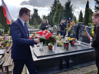 Złożenie kwiatów na grobie działacza WZZ Wybrzeża Kazimierza Szołocha – 27 kwietnia 2018