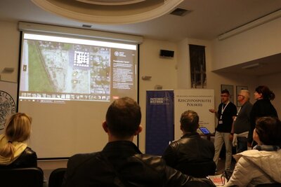 Co pół godziny odbywały się prezentacje aplikacji umożliwiającej wirtualny spacer po Kwaterze Ł na warszawskich Powązkach