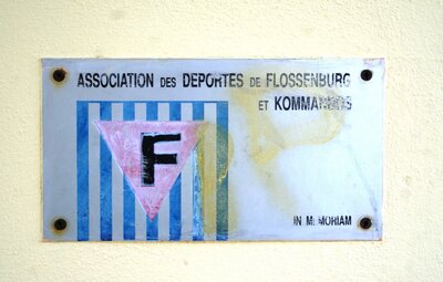 Tabliczka umieszana na obiektach poobozowych przez stowarzyszenie więźniów KL Flossenbürg i jego podobozów (fot. A. Siwek)
