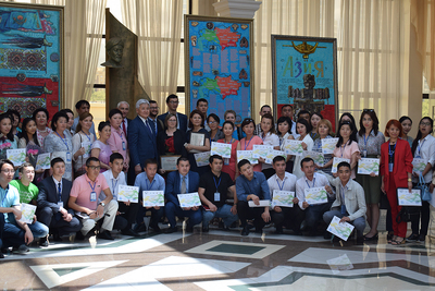 Uniwersytet Al-Farabi. Uczestnicy II Letniej Szkoły Archiwistów Wspólnoty Niepodległych Państw na wspólnym zdjęciu.