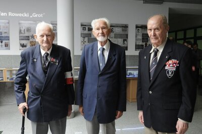 Od lewej: mjr Zbysław Raczkiewicz, prof. Leszek Żukowski (prezes Zarządu Głównego Światowego Związku Żołnierzy AK), ppłk Tadeusz Barański