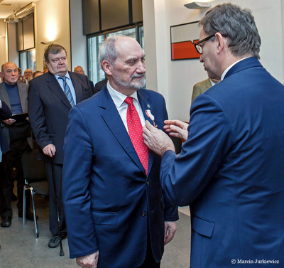 13 grudnia 2017 Antoni Macierewicz otrzymał z rąk prezesa IPN Krzyż Wolności i Solidarności. Fot Marcin Jurkiewicz (IPN)