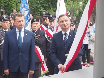 Minister Mariusz Błaszczak i Prezydent RP Andrzej Duda odsłaniają pomnik [fot. B. Nowak, BUWiM IPN]