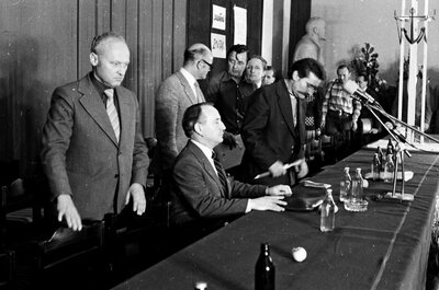Podpisanie porozumienia pomiędzy Komisją Rządową a Międzyzakładowym Komitetem Strajkowym, w sali BHP Stoczni Gdańskiej, 31 sierpnia 1980. Na zdj.: drugi od lewej Mieczysław Jagielski, obok Tadeusz Fiszbach i Lech Wałęsa. (AIPN)