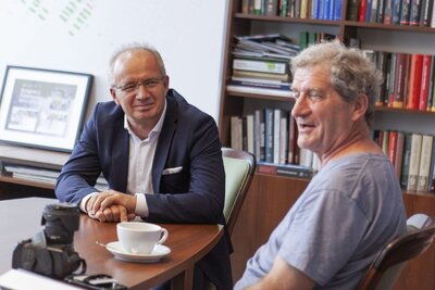 Od lewej: wiceprezes IPN Krzysztof Szwagrzyk, Bogdan Płatek  – 14 września 2018. Fot. Katarzyna Hołopiak (IPN)