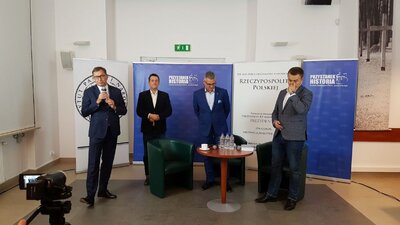 Pierwsze spotkanie z cyklu „Tajemnice bezpieki”. Od lewej: prezes IPN dr Jarosław Szarek, Witold Gadowski, Piotr Woyciechowski, dr Piotr Nisztor – 4 października 2018