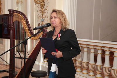 Magdalena Liberda, wieloletnia aktywna działaczka Zjednoczenia Polskiego w Johannesburgu, odebrała nagrodę dla tej organizacji w imieniu prezes Zjednoczenia Barbary Kukulskiej. Fot. Piotr Życieński (IPN)
