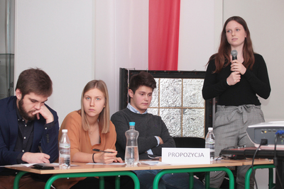 Uczniowie warszawskich liceów podczas debaty oksfordzkiej –  6 listopada 2018. Fot. Piotr Życieński (IPN)