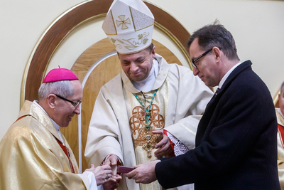 Biskup pomocniczy diecezji kamienieckiej Jan Niemiec odbiera Krzyż Wolności i Solidarności z rąk prezesa IPN Jarosława Szarka. Fot. Sławek Kasper (IPN)