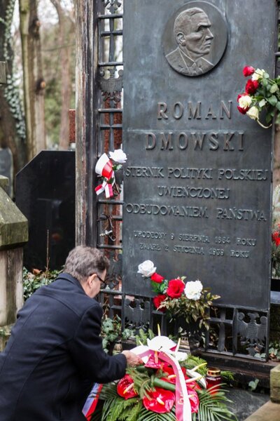 Prezes IPN Jarosław Szarek przy grobie Romana Dmowskiego na Cmentarzu Bródnowskim