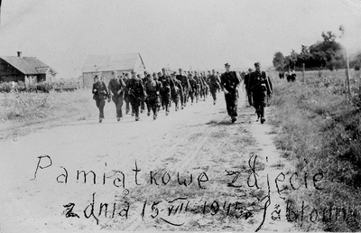 Żołnierze 1 szwadronu V Wileńskiej Brygady AK w kolumnie czwórkowej wchodzi do Jabłonny Lackiej, 1947 r. (AIPN)
