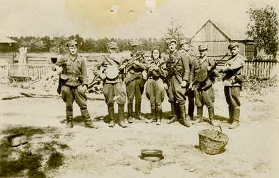 Żołnierze V Wileńskiej Brygady AK,  w środku czwarta z lewej strony stoi Wanda Minkiewicz ps. „Danka&quot;; 1945 r. (AIPN)