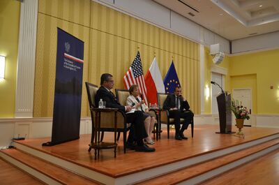 Dyskusja po pokazie „Paszportów Paragwaju” w Waszyngtonie. Od lewej: ambasador RP w Stanach Zjednoczonych Piotr Wilczek, Marion Lewin, ambasador RP w Szwajcarii Jakub Kumoch – 19 marca 2019. Fot. Ambasada RP w Waszyngtonie