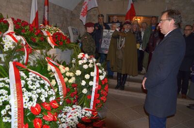 Marsz zakończył się w krypcie na Wawelu, przy grobie pary prezydenckiej Lecha i Marii Kaczyńskich, gdzie złożono kwiaty