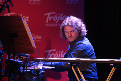 Ryszard Pałka – instrumenty perkusyjne, wibrafon. Koncert „Miłość do końca świata…” – 11 kwietnia 2019. Fot. Piotr Życieński (IPN)