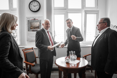 Od lewej: Agnieszka Jędrzak, Adam Gajkowski – prezes Federacji Organizacji Polskich w Nowej Południowej Walii, prezes IPN Jarosław Szarek, wiceprezes IPN Jan Baster – 24 kwietnia 2019