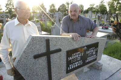 Abraham Segal (z prawej) i Michał Skrobacz przy grobie Anny i Antoniego Skrobaczów, u których Segal ukrywał się w czasie wojny