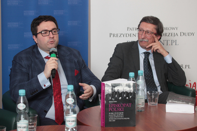 Dr Rafał Łatka (BBH IPN), autor publikacji i prof. Jan Żaryn (UKSW). Fot. Piotr Życieński (IPN)