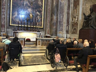 Przybyli na uroczystości weterani oraz delegacja polska przy grobie Jana Pawła II w bazylice św. Piotra w Rzymie, 16 maja 2019 (fot. UdsKiOR)