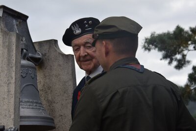 Ppor. Alfons Mrzyk, weteran walk o Monte Cassino, w asyście harcerza uderzył w dzwon na zakończenie uroczystości, 16 maja 2019 (fot. UdsKiOR)