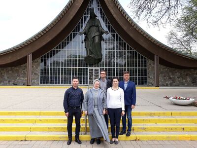 Przedstawiciele Archiwum IPN przed kaplicą Our Lady w Orchard Lake