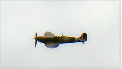 Spitfire w trakcie przelotu nad miejscem uroczystości. Fot. A. Siwek