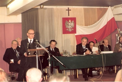 Kazimierz Sabbat w 1981 roku podczas protestu przeciwko stanowi wojennemu w Polsce – Polski Ośrodek Społeczno-Kulturalny w Londynie, grudzień 1981 r. (Ze zbiorów rodziny Sabbatów)