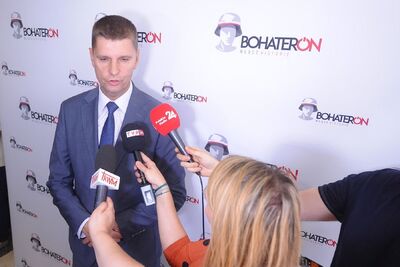 Minister Edukacji Narodowej Dariusz Piontkowski podczas konferencji prasowej na temat 4. edycji akcji „BohaterON – włącz historię” – 29 lipca 2019