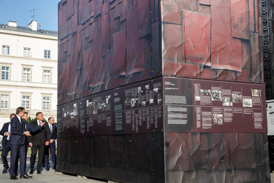 Prezydent RP Andrzej Duda zwiedził wystawę IPN „Ściany totalitaryzmów. Polska 1939–1945” – Warszawa, 23 sierpnia 2019. Fot. Sławek Kasper (IPN)
