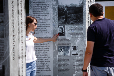 Dziennikarze z Uzbekistanu na Powązkach Wojskowych – 28 sierpnia 2019. Fot. Sławek Kasper (IPN)