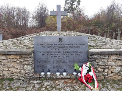 Zbiorowa mogiła żołnierzy poległych w Latyczowie w 1920 roku. Fot. Mateusz Marek (IPN)