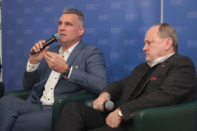 Janusz Szewczak (P) i Piotr Woyciechowski (L) dyskutowali o lustracji w polskiej bankowości – Warszawa, 20 stycznia 2020. Fot. Piotr Życieński (IPN)