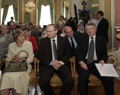Od lewej: dr Barbara Fedyszak-Radziejowska, dr Łukasz Kamiński, dr Andrzej Grajewski, prof. Leon Kieres