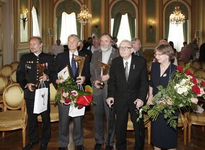 Od lewej: Krzysztof Pluszczyk, Tadeusz Chwiedź, Adam Borowski, Władysław Siemaszko, Ewa Siemaszko