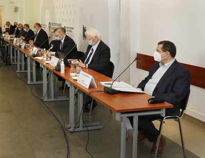 Na pierwszym planie Bronisław Wildstein podczas publicznego przesłuchania kandydatów na stanowisko Prezesa IPN-KŚZpNP – 27 kwietnia 2021. Fot. Piotr Życieński (IPN)